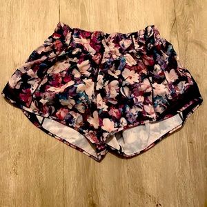 Lulu lemon size 4 hotty hot flower shorts 4”